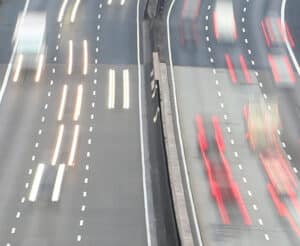Schnellstraße mit Verkehr