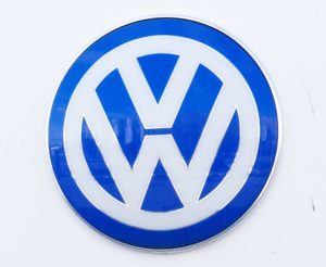 VW-Logo am Autohaus