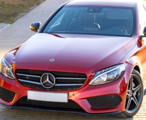 Mercedes-Benz auf einer Straße