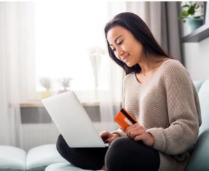 Frau kauft online mit Kreditkarte