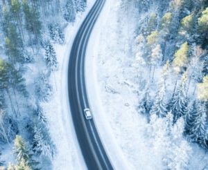 Auto auf schneebedeckter Landstraße