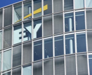 Earnst und Young Logo am Gebäude