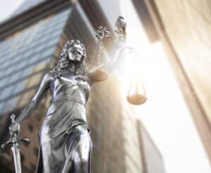 Justitiar zwischen Hochhäusern