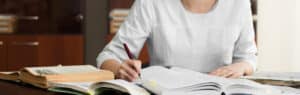 Studentin lernt am Schreibtisch