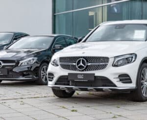 weißer Mercedes GLC