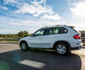 SUV fährt auf der Straße