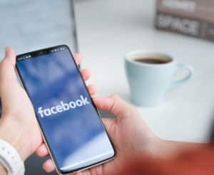 person-nutzt-facebook-manager-an-ihrem-smartphone