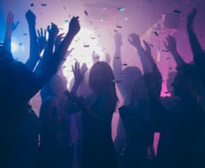 Frau tanzt auf einer Party