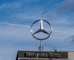 mercedes-symbol-auf-dach-von-werksgelände