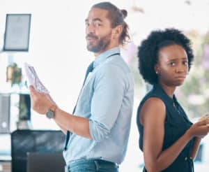 mann-mit-viel-bargeld-steht-neben-enttäuscht-aussehender-frau