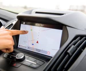 autofahrer-tippt-auf-navi-im-auto