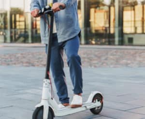 mann-fährt-mit-seinem-r-eoller-durch-die-stadt