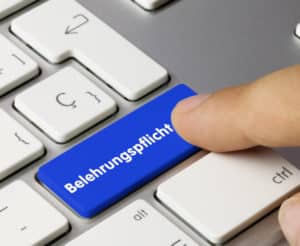 mensch-drückt-blaue-taste-die-mit-belehrungspflicht-beschrieben-ist