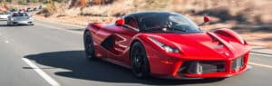 Ein roter Ferrari auf der Straße.