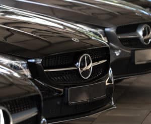 mercedes-neuwagen-stehen-zum-verkauf