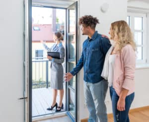 immobilienmaklerin-zeigt-paar-eine-wohnung