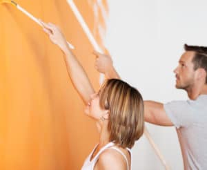 paar-streicht-seine-wohnung