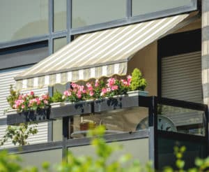balkon-im-sommer-mit-markise