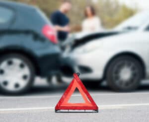 schadensregulierung-nach-verkehrsunfall-warndreieck