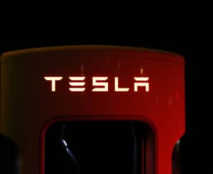 tesla-logo-auf-rotem-hintergrund
