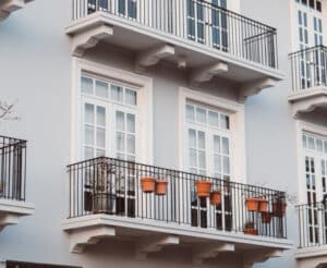 balkon-eines-wohnhauses-in-einer-großstadt