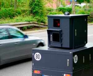 auto-fährt-an-blitzer-vorbei