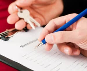 mieter-füllt-mieterselbstauskunft-aus