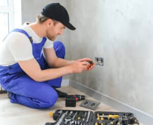 elektriker-repariert-eine-steckdose-in-einer-wohnung