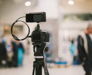kamera-filmt-menschen-im-hintergrund