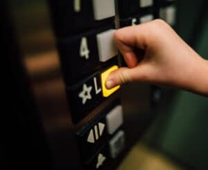 hand-betätigt-einen-fahrstuhl-knopf